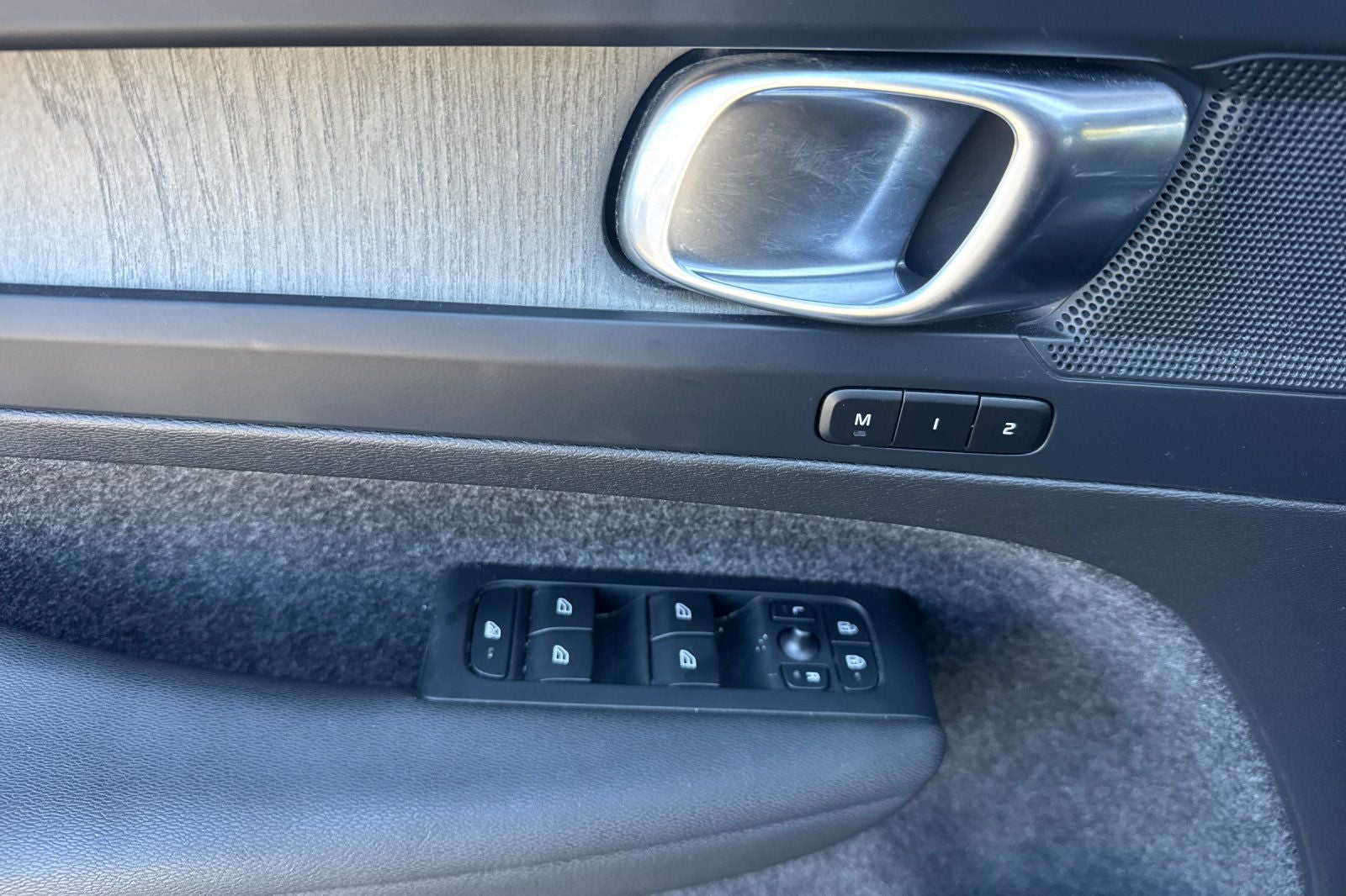 2023 Volvo XC40 B4 Plus Dark Theme