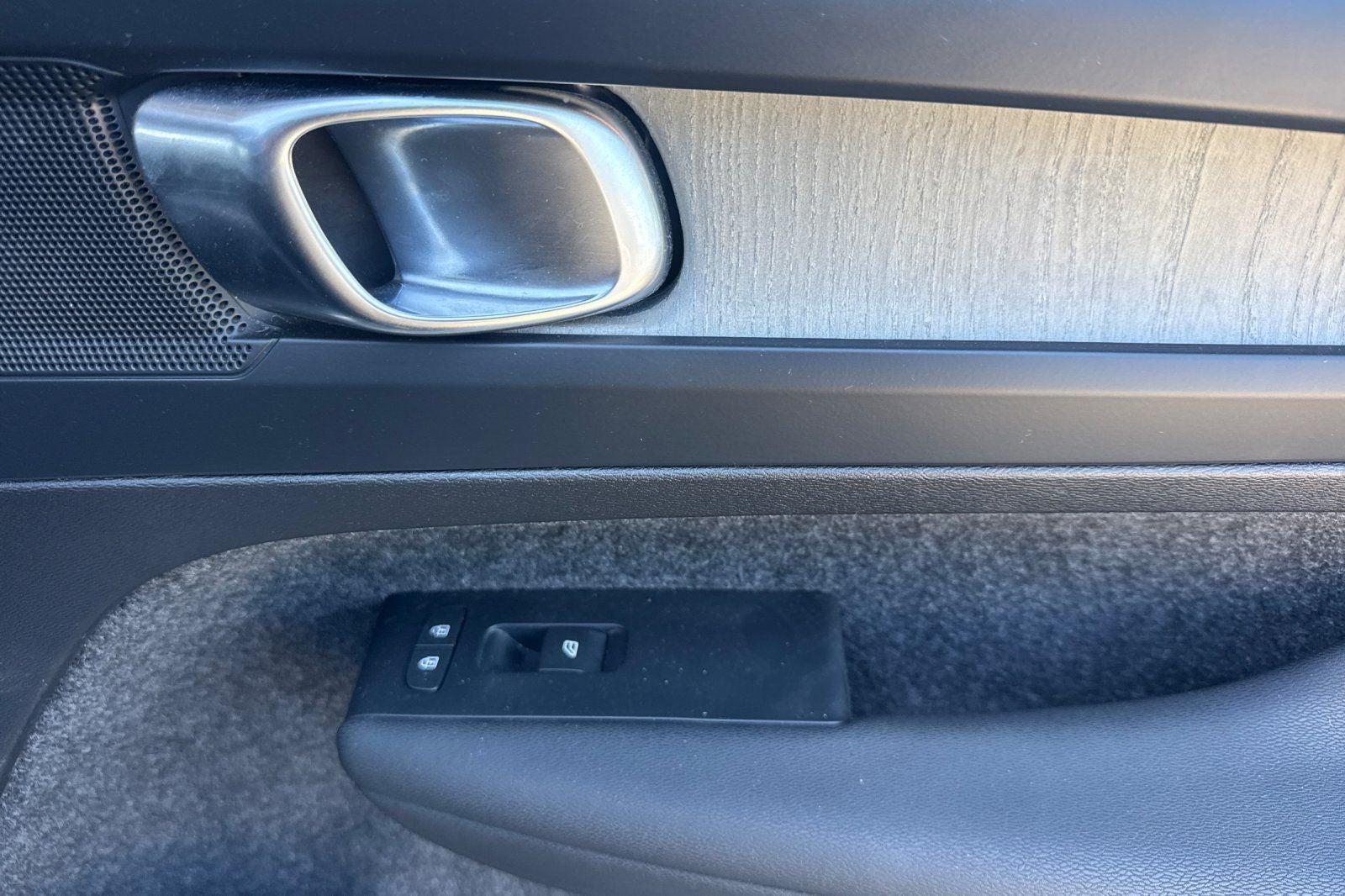2023 Volvo XC40 B4 Plus Dark Theme