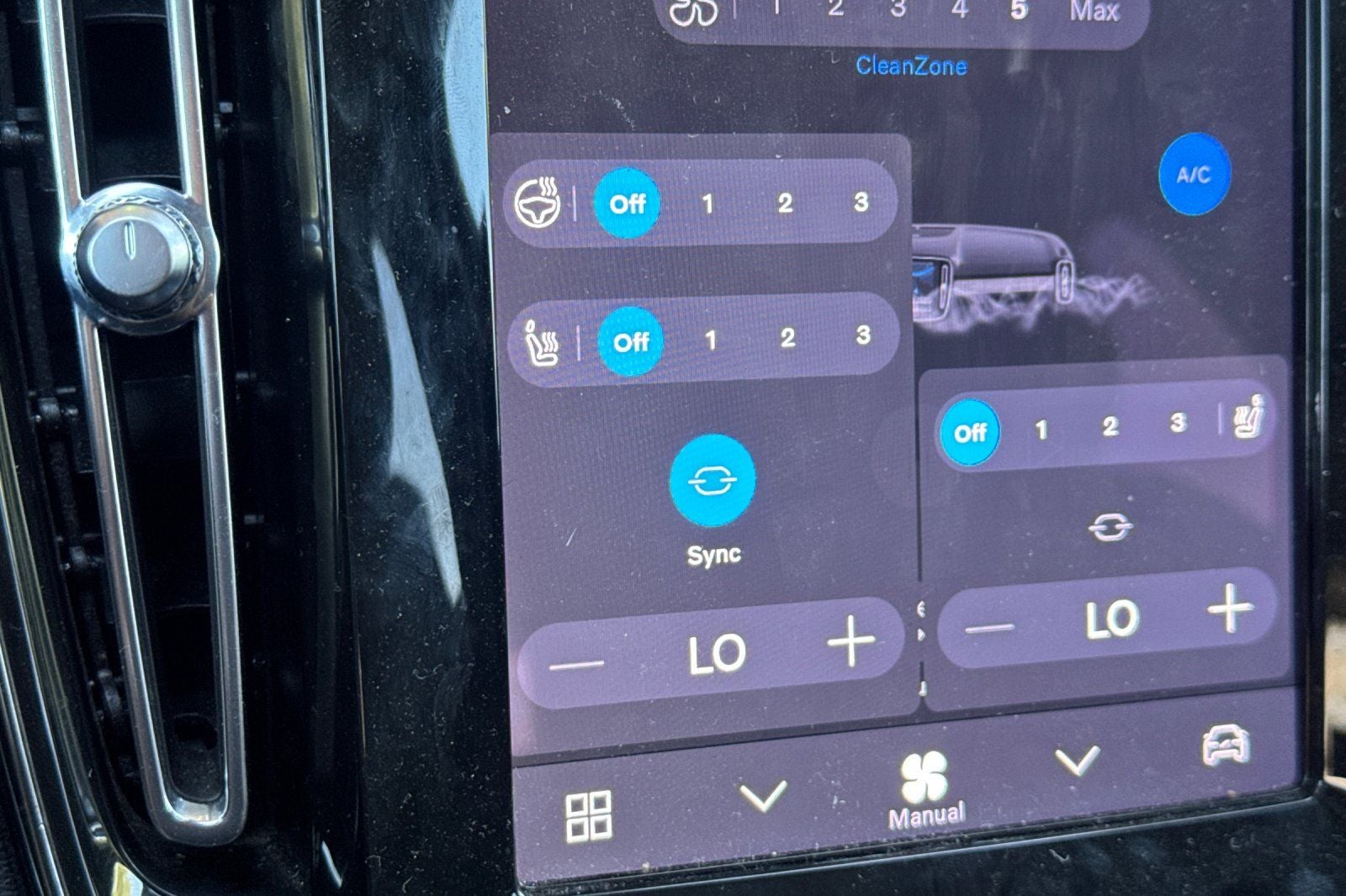 2023 Volvo XC40 B4 Plus Dark Theme