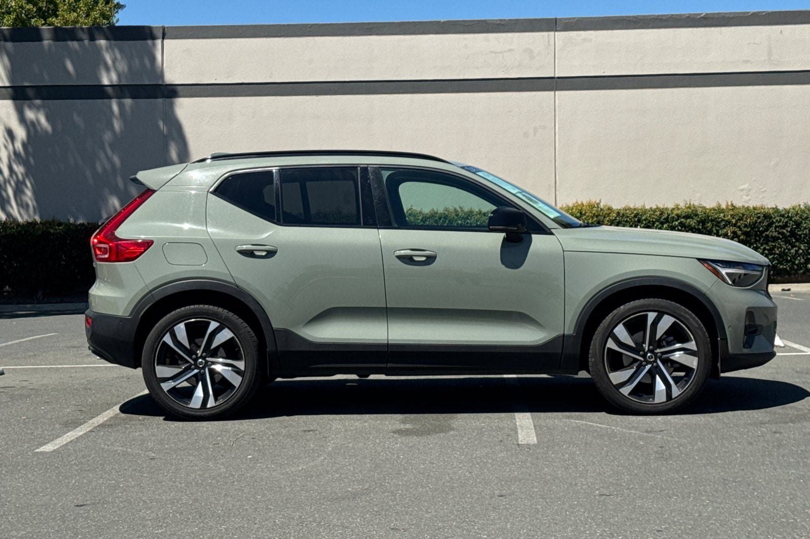 2023 Volvo XC40 B4 Plus Dark Theme