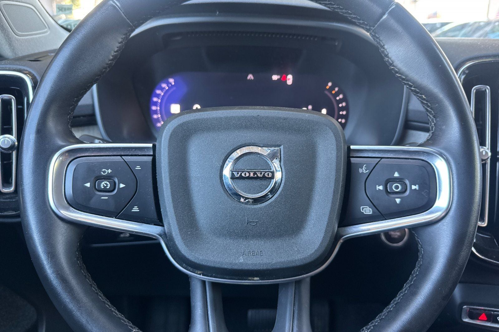 2023 Volvo XC40 B4 Plus Dark Theme