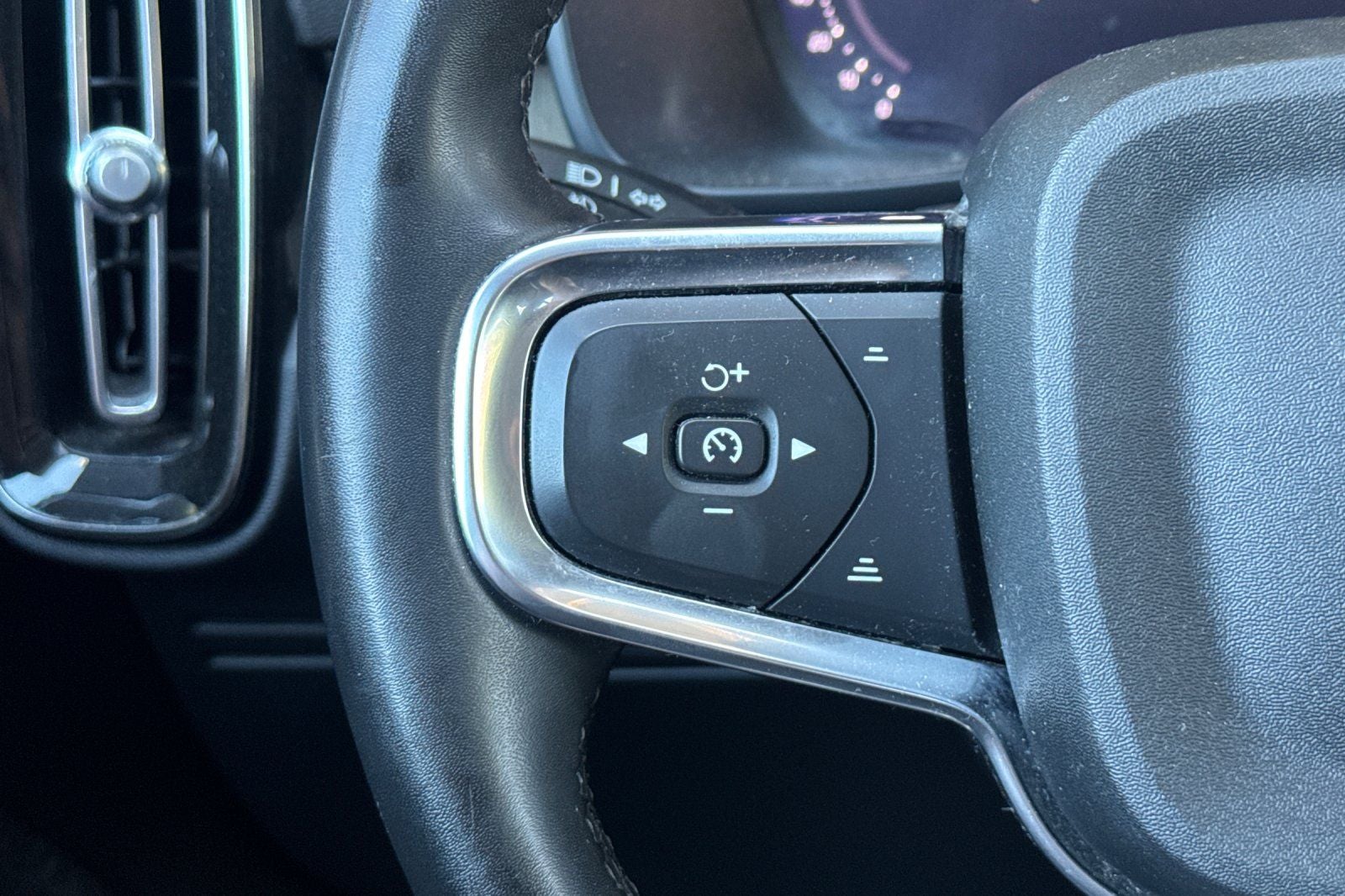 2023 Volvo XC40 B4 Plus Dark Theme