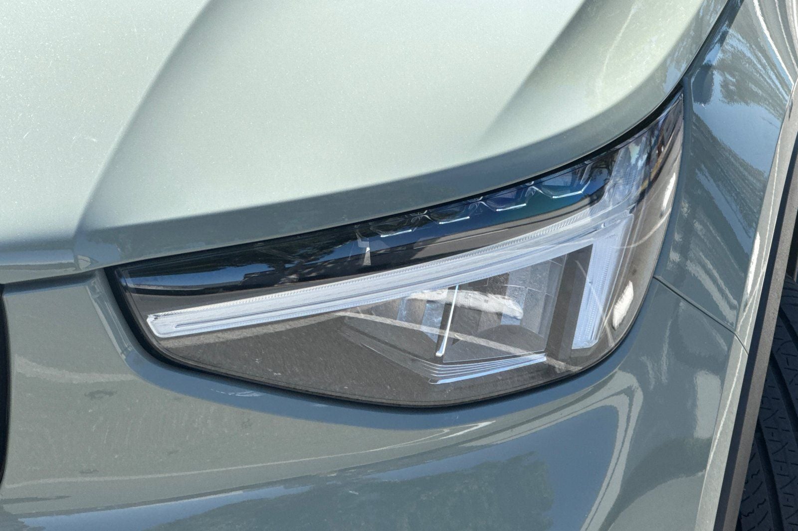2023 Volvo XC40 B4 Plus Dark Theme