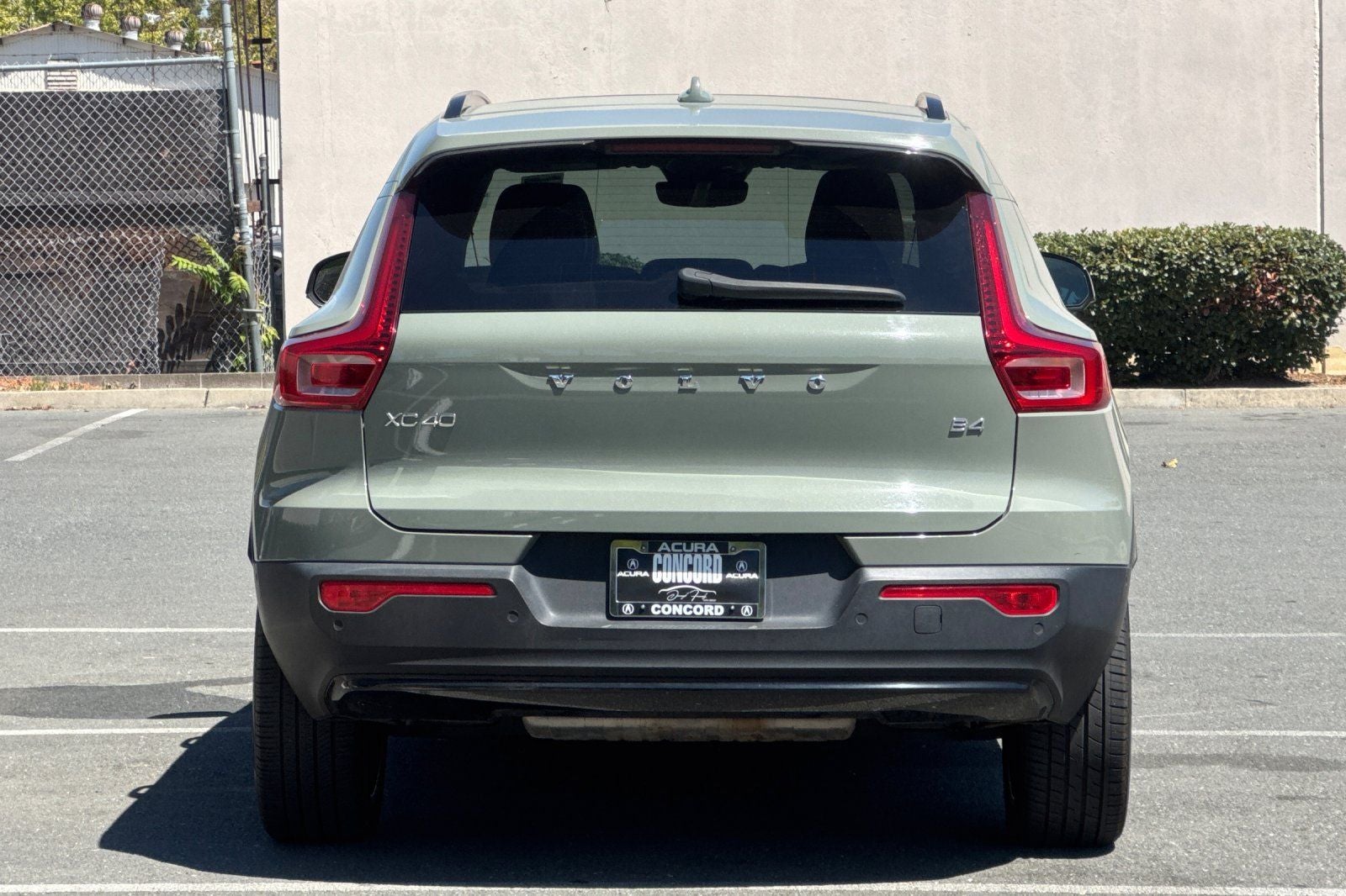2023 Volvo XC40 B4 Plus Dark Theme