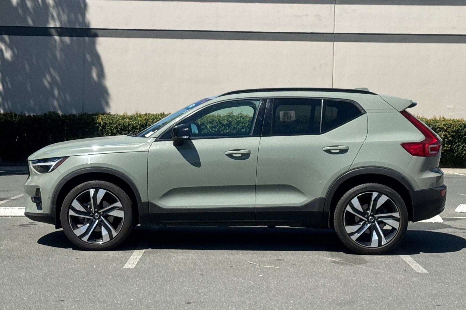 2023 Volvo XC40 B4 Plus Dark Theme
