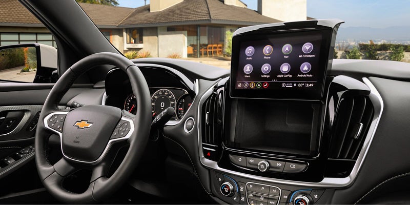 Chevy Traverse deck and screen with smartphone apps